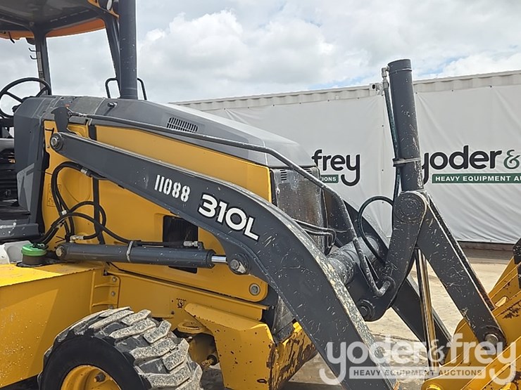 2019-deere-310l-image-28
