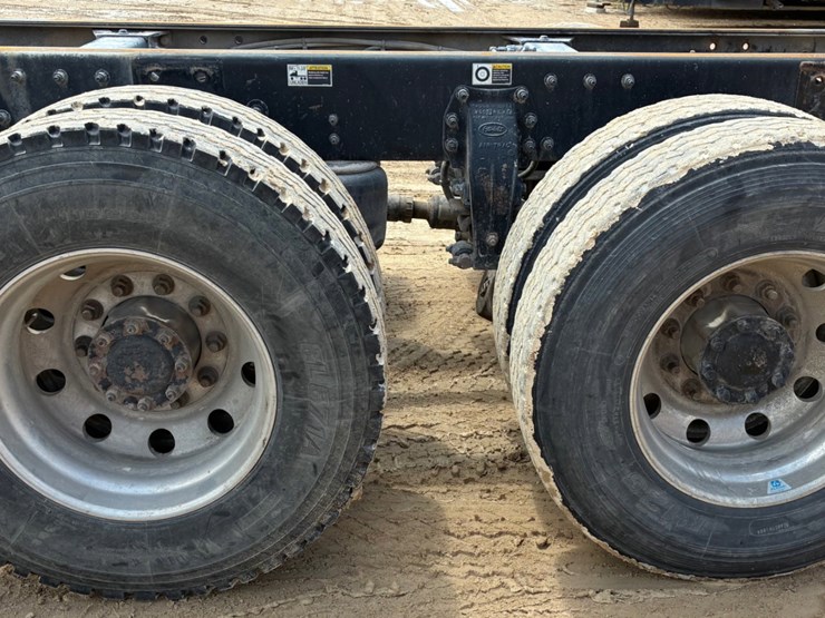 2012-peterbilt-348-image-11