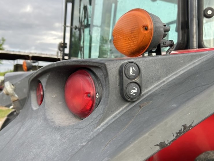 2020-massey-ferguson-5711-image-14