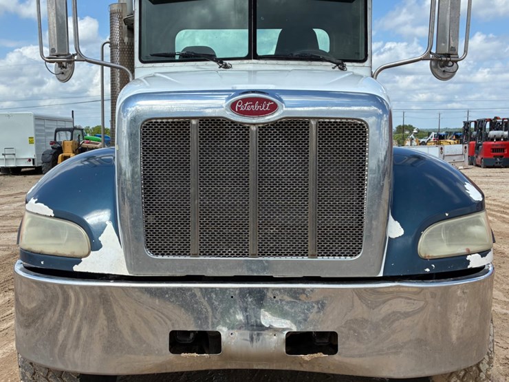 2012-peterbilt-348-image-2