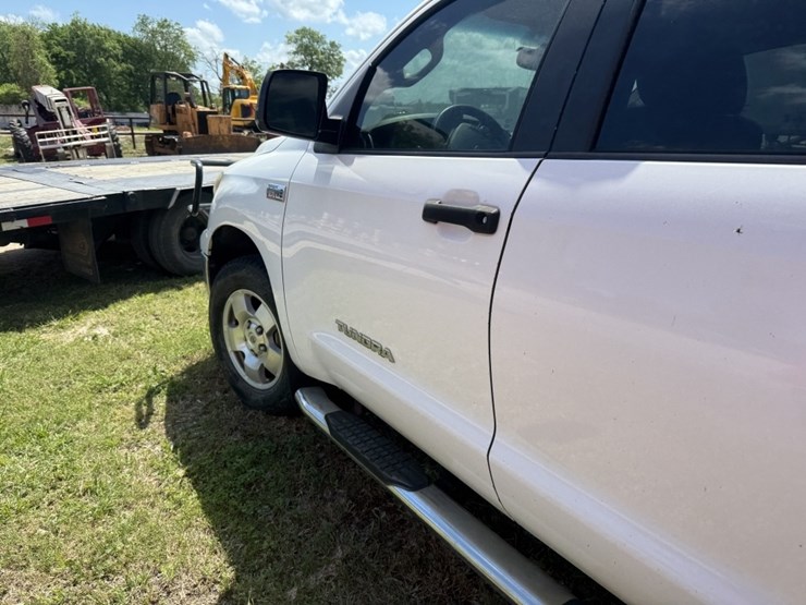 2012-toyota-tundra-sr5-image-7