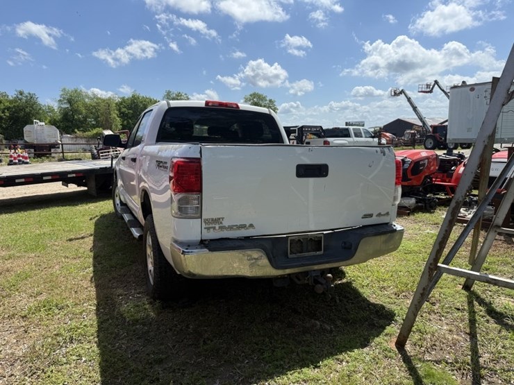 2012-toyota-tundra-sr5-image-4