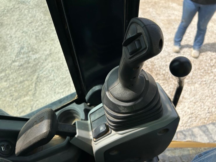 2018-caterpillar-305.5e2-image-26