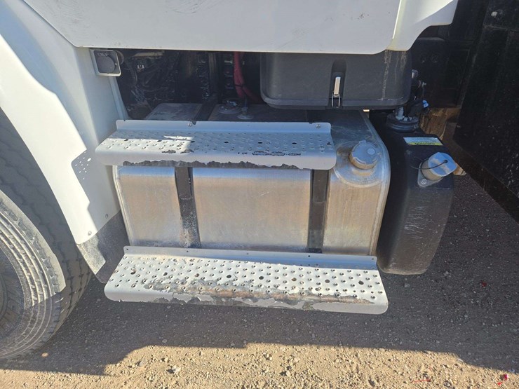 2014-freightliner-m2-106-image-22