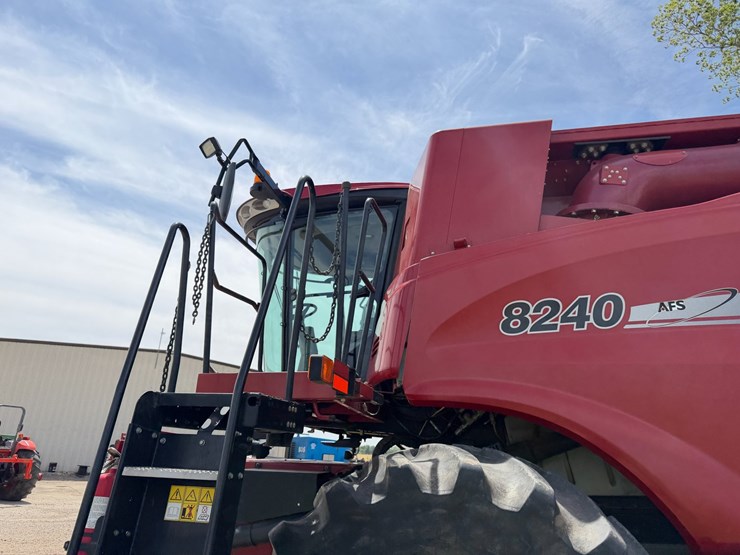 2016-case-ih-8240-image-25