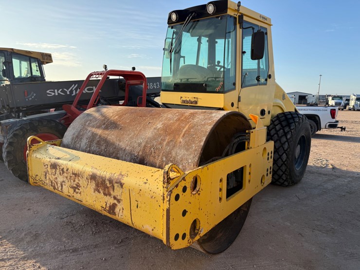 2014-bomag-bw211d-50-image-1