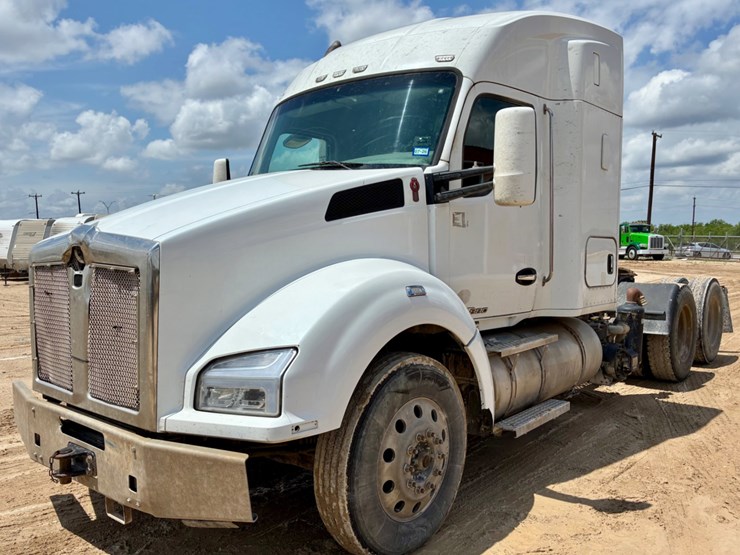 2017-kenworth-t880-image-1