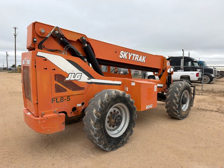 2013-jlg-8042-image-4