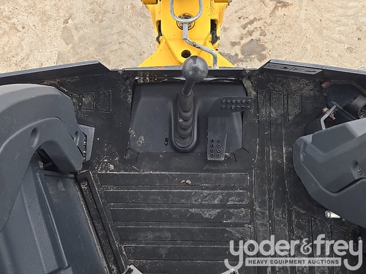 2019-deere-310l-image-65