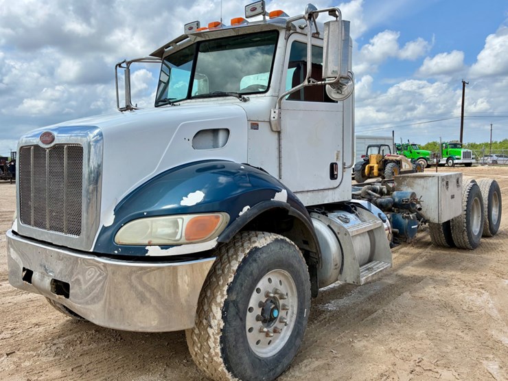 2012-peterbilt-348-image-1