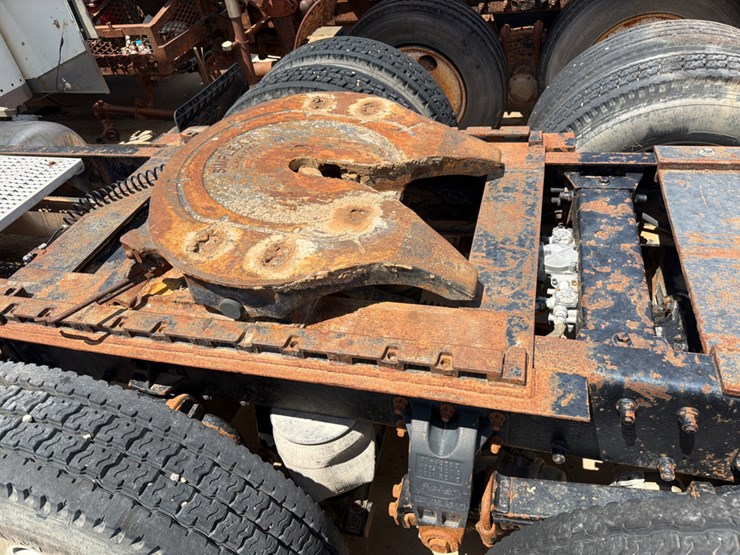 2000-peterbilt-379-image-8