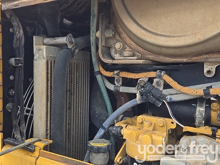 2016-caterpillar-d6n-image-54