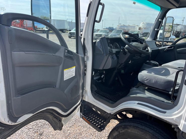 2020-isuzu-nrr-image-14