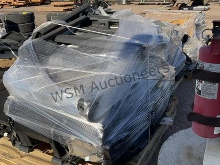 (4)-pallets-of-misc-automotive-seats-and-door-image-4