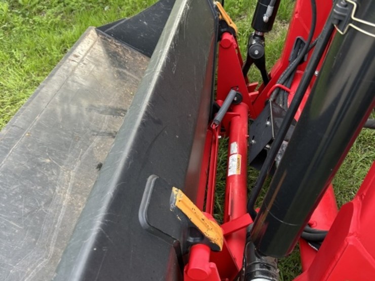 2020-massey-ferguson-5711-image-29