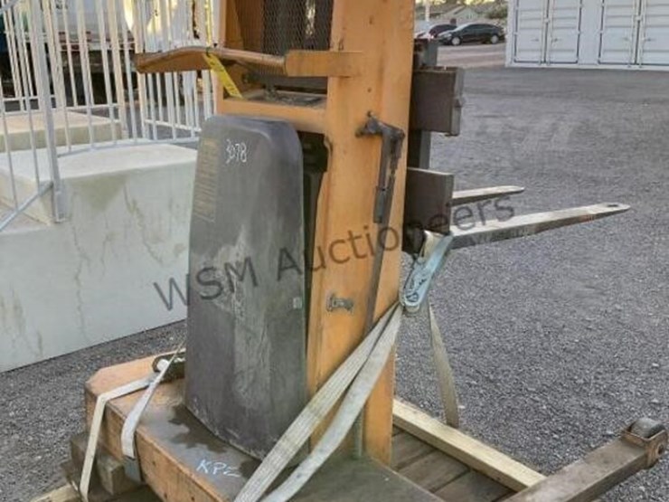 big-joe-electric-forklift-image-2