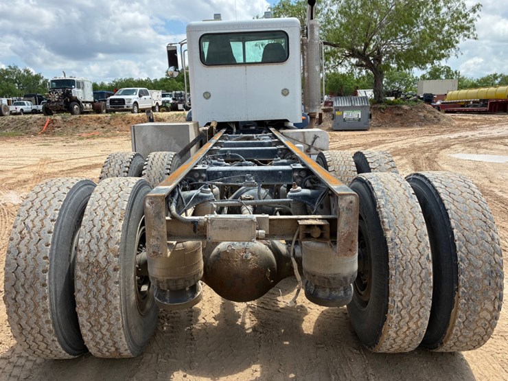 2012-peterbilt-348-image-5