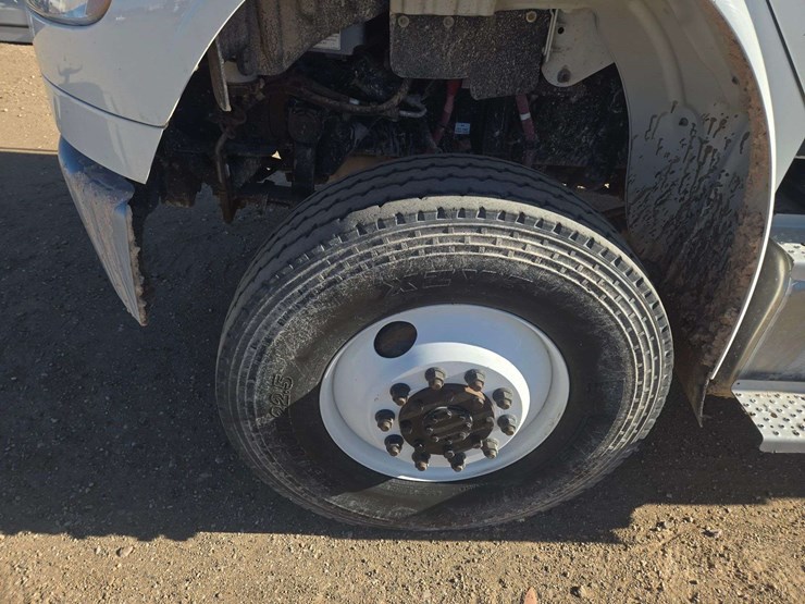 2014-freightliner-m2-106-image-9