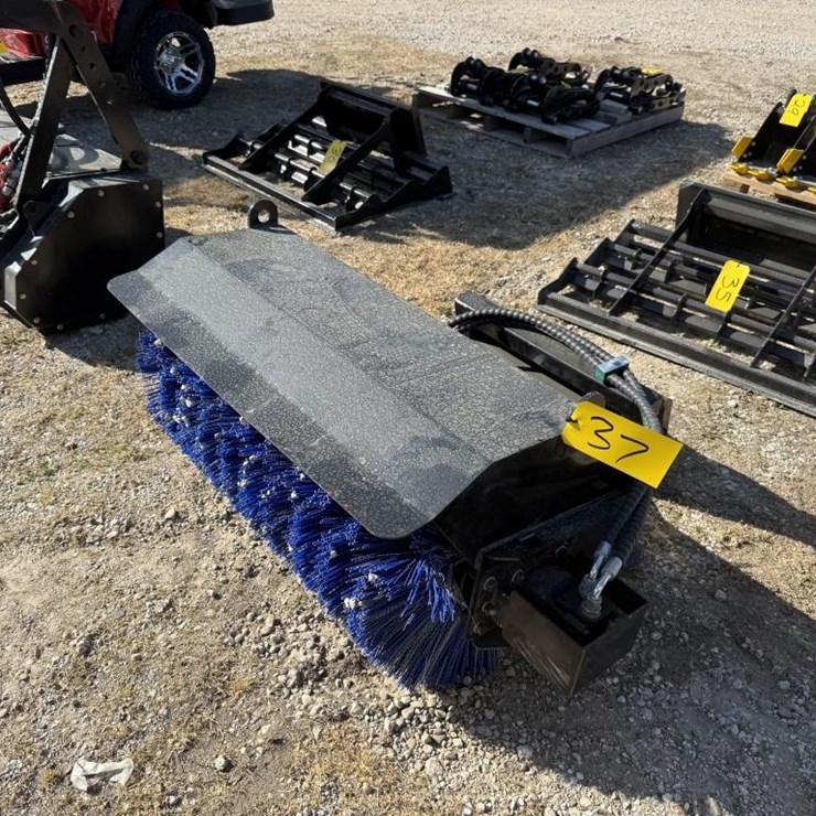 38IN MINI SKID BRUSH SWEEPER