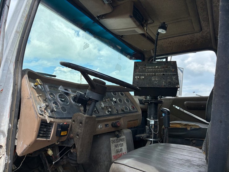 1990-ford-lt9000-image-19