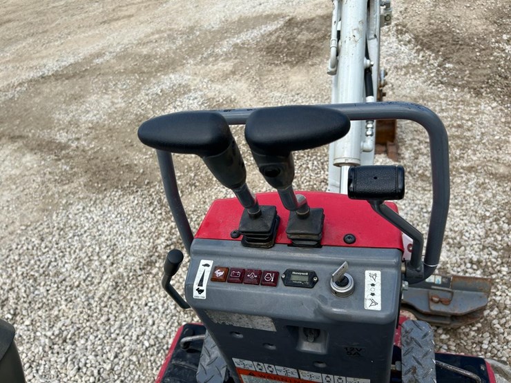 2022-takeuchi-tb210r-image-18