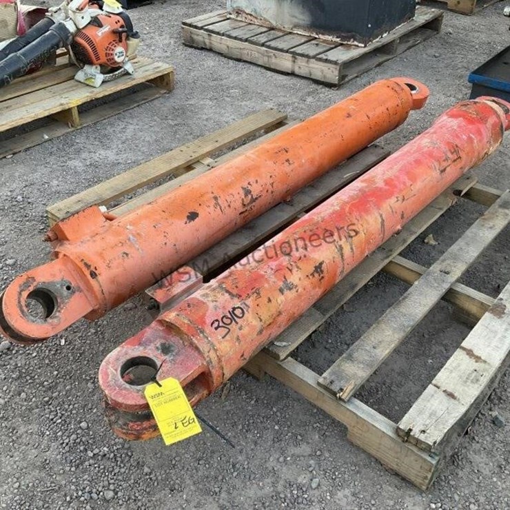 (2) LARGE HYDRAULIC CYLINDERS