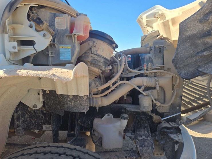 2014-freightliner-m2-106-image-31