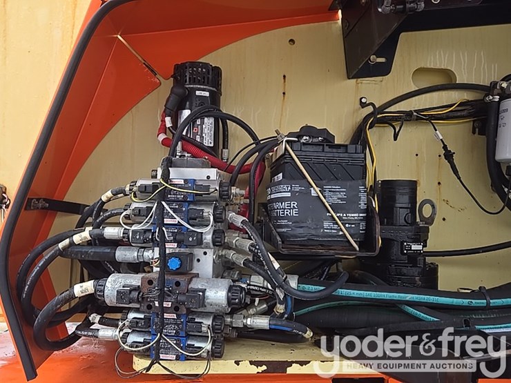 2016-jlg-800aj-image-47