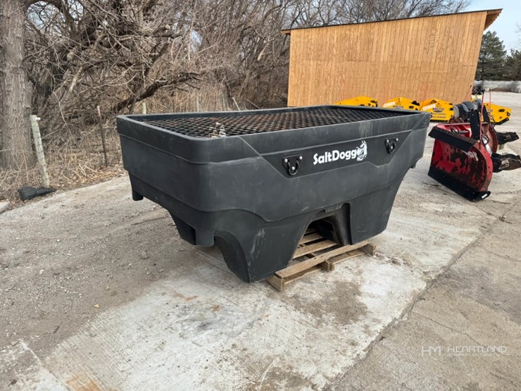 salt-dogg-shpe-2000-electric-poly-hopper-spreader-image-6