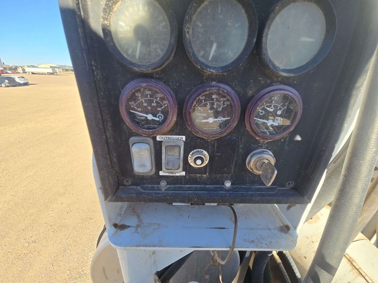 2014-freightliner-m2-106-image-21