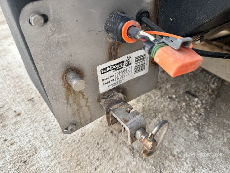 salt-dogg-shpe-2000-electric-poly-hopper-spreader-image-3
