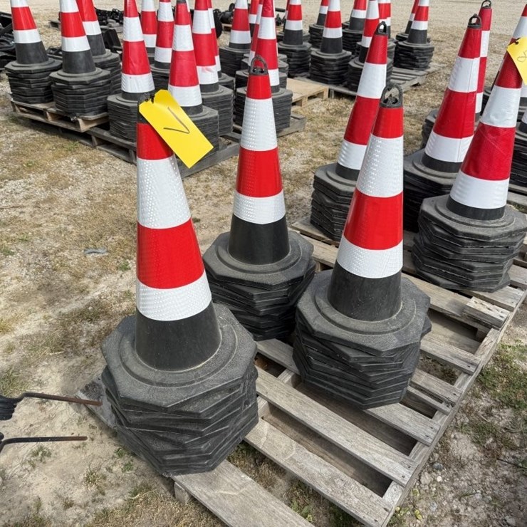 25 TRAFFIC CONES
