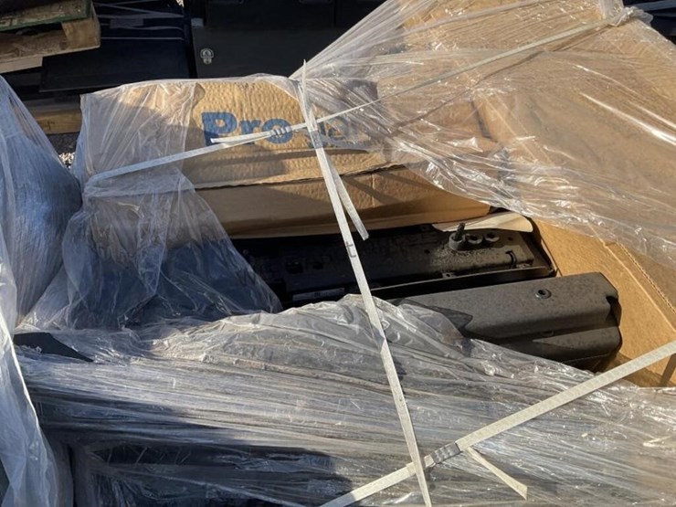 (4)-pallets-of-misc-automotive-seats-and-door-image-7