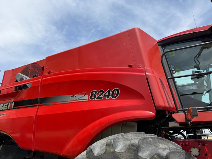 2016-case-ih-8240-image-33