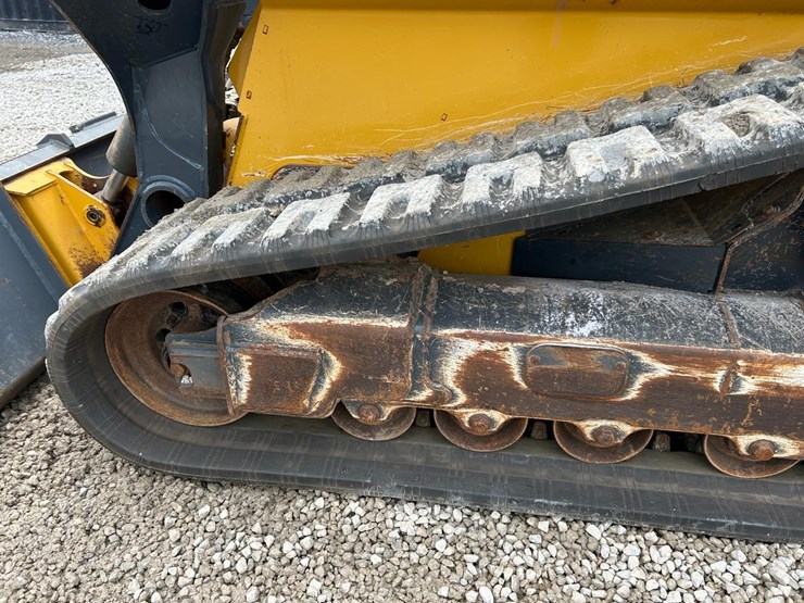 2021-deere-331g-image-17