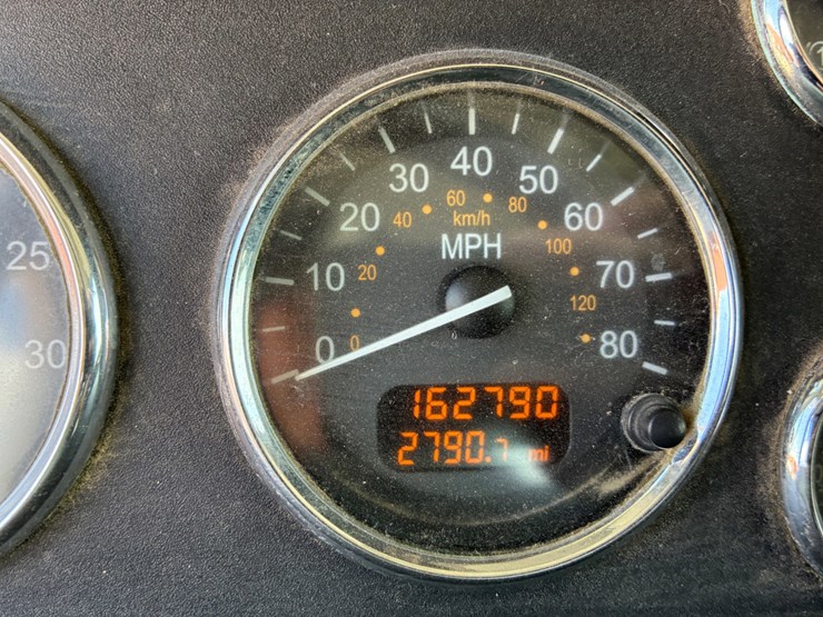 2012-peterbilt-348-image-18