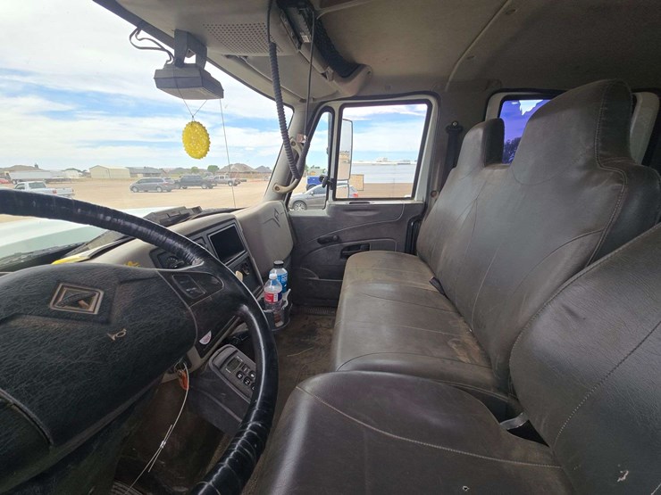 2011-international-7400-image-17