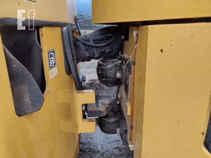2010-caterpillar-cb34xw-image-12