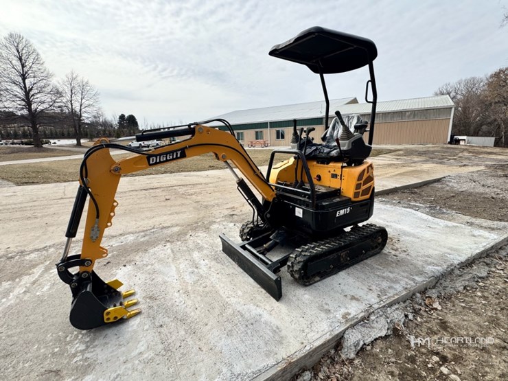 2023-diggit-em15-mini-excavator-image-1