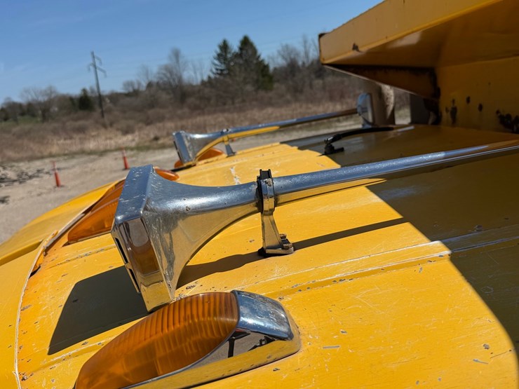 1995-mack-cl713-image-56