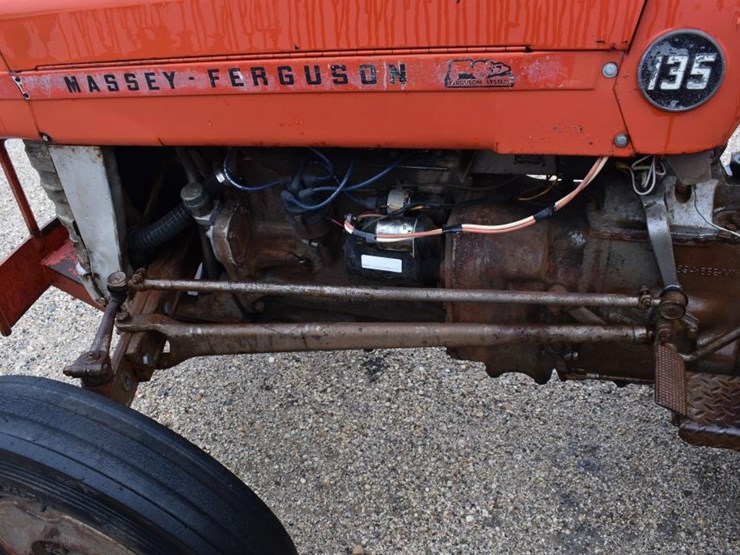 massey-ferguson-135-image-12