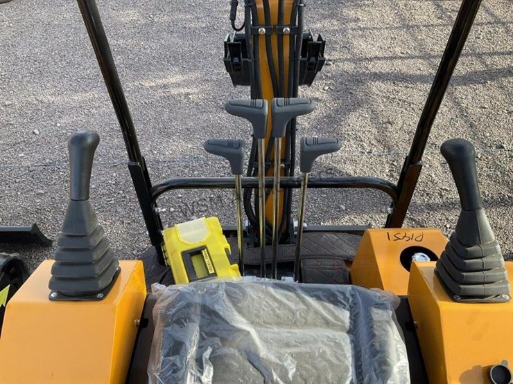 2026-miva-15-mini-excavator-image-9