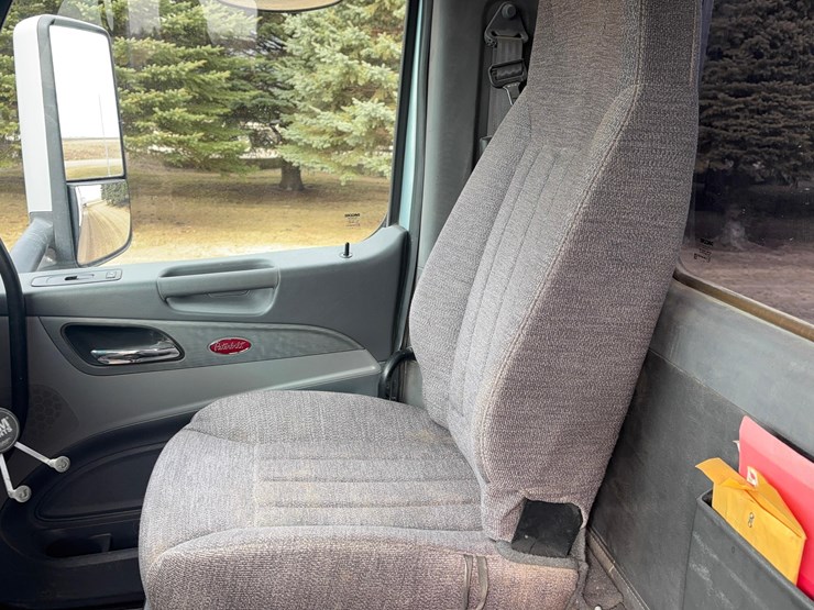 2015-peterbilt-579-image-7