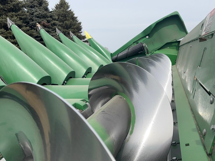 2023-john-deere-c18r-image-11