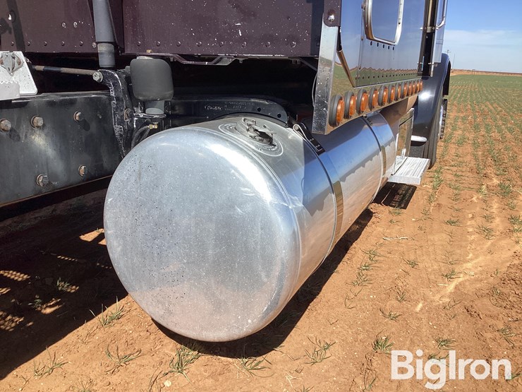 2008-peterbilt-389-image-11