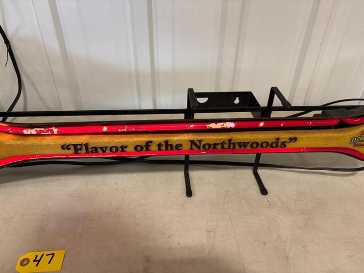 leinenkugel's-paddle-neon-sign-image-3