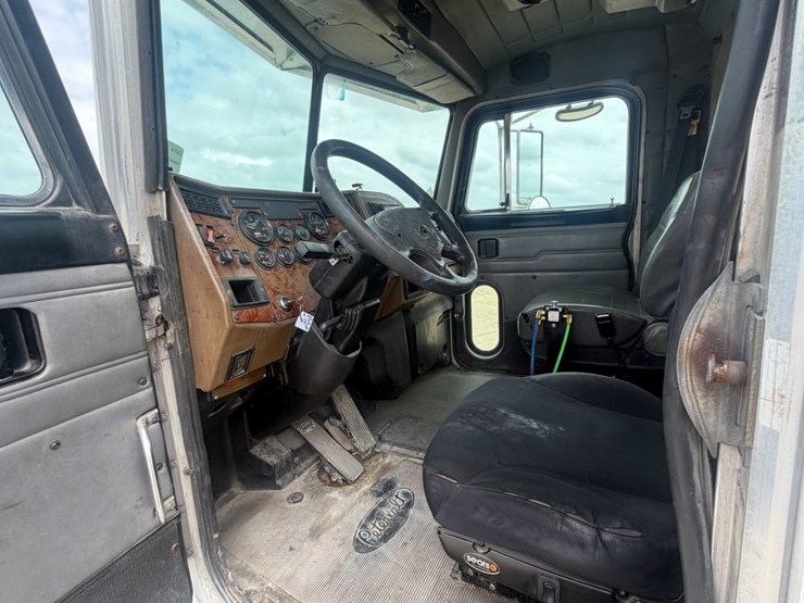 2002-peterbilt-330-image-9