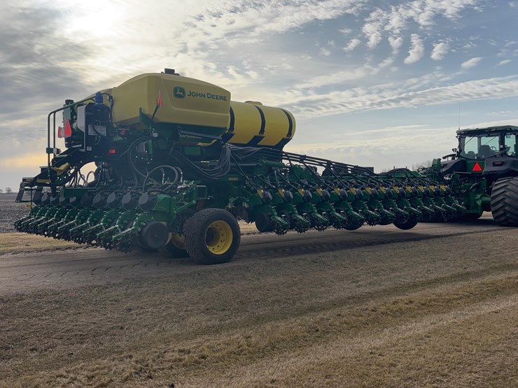 2024-john-deere-db66-image-3