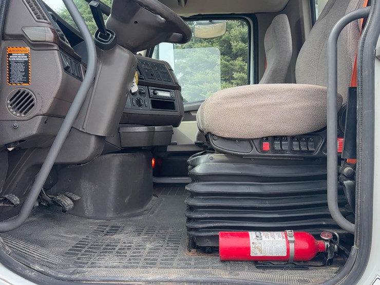 2015-volvo-vnl-semi-image-18