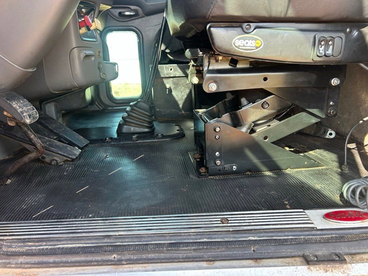 2012-peterbilt-386-image-22